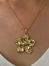 18K Gold-Plated Hammered Flower Pendant Necklace Fashion Jewelry