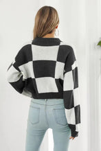 Green and White Checkered Sweater with Long Sleeve Length and Round Neck Sweater Pullovers