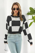 Green and White Checkered Sweater with Long Sleeve Length and Round Neck Black Sweater Pullovers