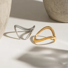 18k gold-plated and stainless steel wave ring set in modern silver and gold geometric design