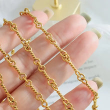 18k gold-plated chain link necklace with twisted oval links