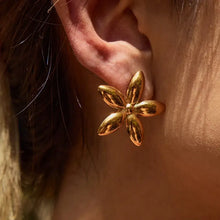 Shiny 18K gold-plated flower stud earring in stainless steel