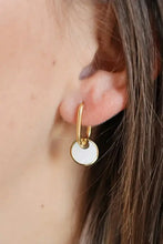 18k gold-plated hoop earring with white mother-of-pearl disc charm