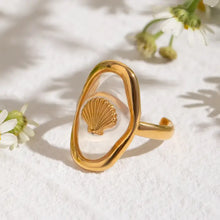 18K gold-plated shell pattern mother of pearl ring with oval seashell design