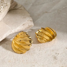 Shiny 18k gold-plated shell shape stud earrings in stainless steel