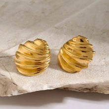 Shiny 18k gold-plated shell shape stud earrings in stainless steel