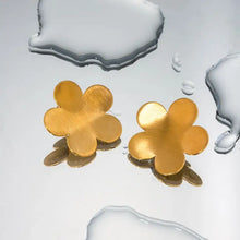 18K gold-plated stainless steel flower stud earrings in brushed gold