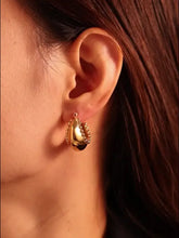 Teardrop gold earring with beaded trim in 18k gold-plated stainless steel huggie