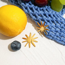 Two 18K gold-plated starburst stud earrings in star shape