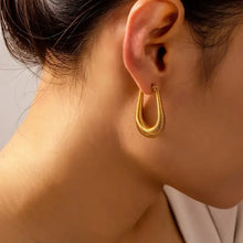 18k gold-plated steel u shape ribbed hoop earrings with gold snake skin design