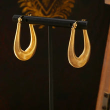 18k gold-plated steel U shape ribbed hoop earrings on black stand