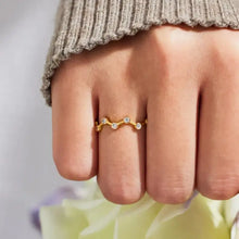 18k gold-plated zigzag ring with clear gemstones