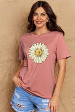 Plus size flower graphic cotton tee in hot pink with daisy print