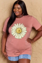Plus size flower graphic cotton tee in hot pink with daisy design