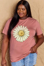 Plus size flower graphic cotton tee in hot pink with daisy print