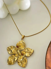 18K Gold-Plated Hammered Flower Pendant Necklace Fashion Jewelry