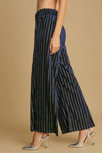 Dark blue umgee velvet pants with elastic waistband and vertical silver stripes in wide-leg design