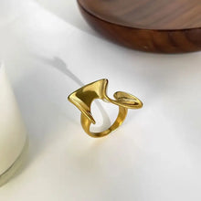 Abstract wave ring in 18k gold-plated stainless steel with leaf design