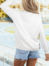 White long-sleeved american flag round neck casual sweatshirt with relaxed fit and ribbed cuffs