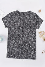 T-shirt tunica girocollo con stampa animalier e tasche Nera Donna