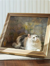 Flauschige Calico-Katze in einem künstlerischen Rahmen, Katzenkratznest mit Blumenmalerei
