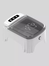 Alimentador automático para mascotas blanco y gris con cortaúñas y tapa con huella de pata