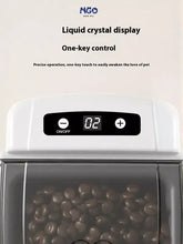 Comedero automático para mascotas de plástico blanco con pantalla LCD que muestra 02 horarios de alimentación