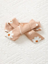 Light brown daisy-patterned hair bow in children’s ruffled floral headband set