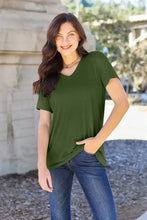 T-shirt donna Basic Bae color teal con scollo a V, maniche corte e tasca