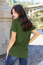 T-shirt donna Basic Bae color teal con scollo a V, maniche corte e tasca