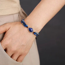 Handgjort pärlat armband i tårdroppeform kungligt blå, en storlek armband
