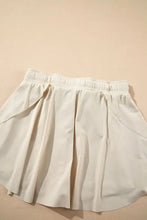 White pleated tennis skirt with elastic waistband and pockets