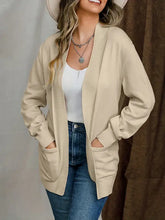 Beiger Langarm-Strickjacke mit Taschen und weißem Tanktop