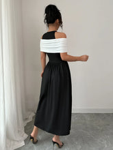 Black and White Halter Casual Dress with Moderate Stretch