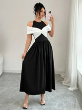 Black and White Halter Casual Dress with Moderate Stretch