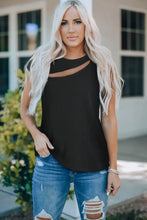 Top negro de cuello redondo con abertura y detalle acanalado, jeans de mezclilla, pulsera plateada