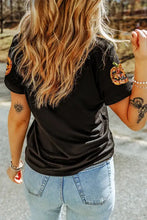 Black sequin pumpkin t-shirt with short sleeves and jeans