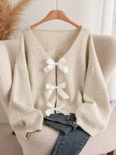 Beiger Strick-Cardigan mit V-Ausschnitt und Schleifen vorne, weiße Satin-Schleifen, maschinenwaschbar bei Kaltwäsche