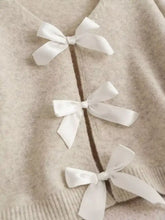 Strickjacke mit V-Ausschnitt und Schleifen vorne, weiße Satin-Schleifen, maschinenwaschbar bei Kaltwäsche