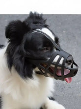 Atmungsaktiver Hundekorbmaulkorb aus schwarzem Kunststoff mit Netzdesign, weiße Naht