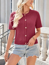 Bordeauxroter Kurzarm-Cardigan mit Strickknopfleiste und leichtem Stretch