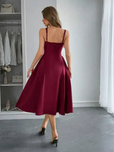 Burgunderfarbenes Midi-Kleid mit quadratischem Ausschnitt für den Abend Burgunderfarbene Abendkleider