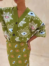 Olijfgroene cardigan met verlaagde schouders en blauw oogjespatroon