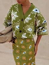 Olijfgroene cardigan met verlaagde schouders en een gedurfd oogpatroon