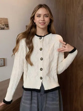 Strickjacke mit Zopfmuster und Knöpfen in Creme mit schwarzer Kontrastnaht
