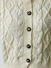 Strickjacke mit Zopfmuster in Creme mit schwarzen Herzknöpfen