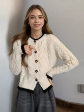 Strickjacke mit Zopfmuster und Knöpfen in Creme mit schwarzem Rippbesatz