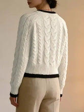 Strickjacke mit Zopfmuster und Knöpfen, mit schwarzem Rippbesatz