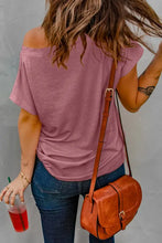 Mauve capped sleeve round neck T-shirt with jeans and brown bag