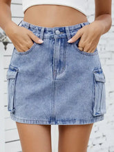 Light-wash cargo denim skirt with button closure and cargo pockets in denim skirt style for casual wear